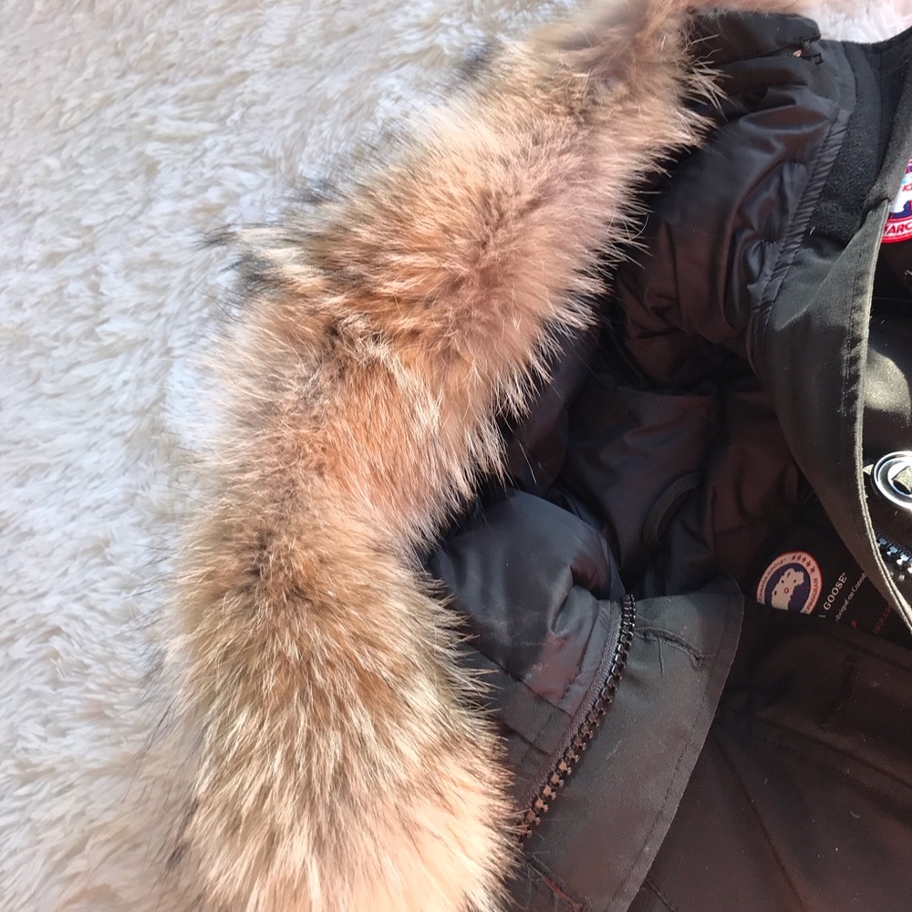 ❗️SOLD ON MERC. 1/25/19 Canada Goose Montebello Sm - Picture 2 of 8